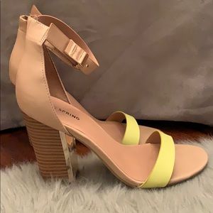 Spring nude sandals with neon front strap